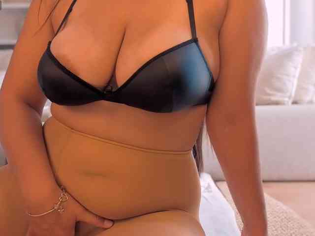 Juicy-Curvy webcam