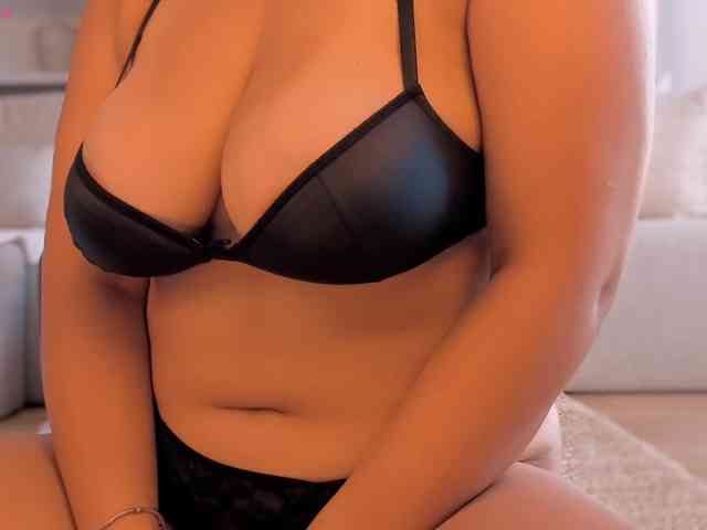 Juicy-Curvy webcam