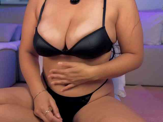 Juicy-Curvy webcam