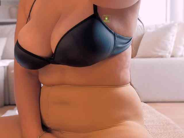 Juicy-Curvy webcam
