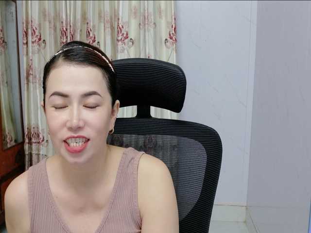 Lindahot69 live cam on BongaCams