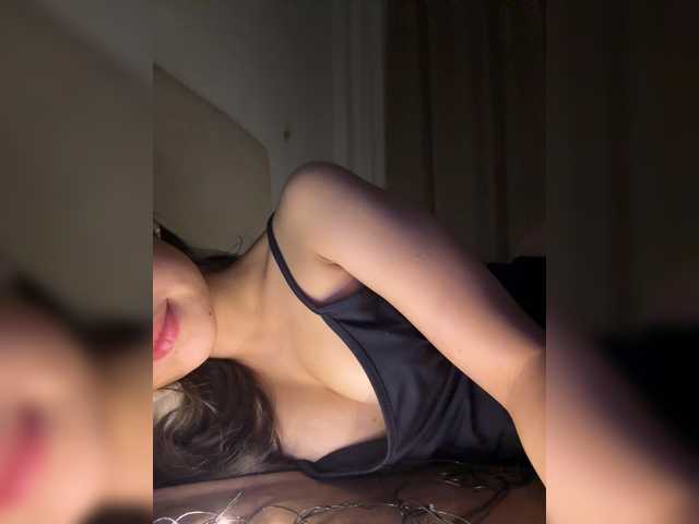 Kikimeia live cam on BongaCams