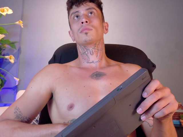 ostbot-muscle live cam on BongaCams