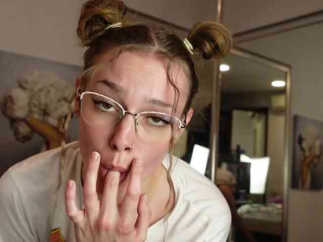 LeilaBie webcam
