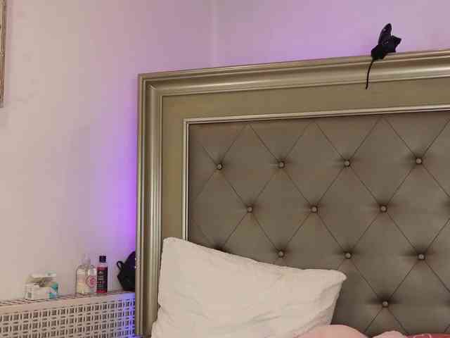 LeilaBie webcam