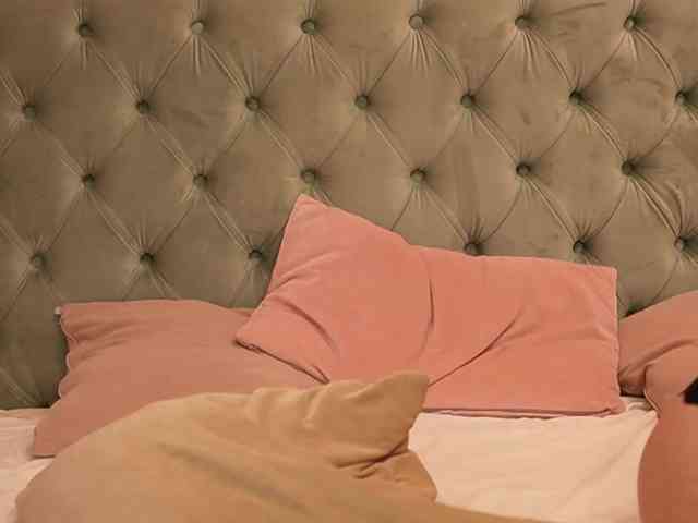 LeilaBie webcam