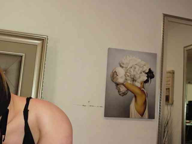 LeilaBie webcam