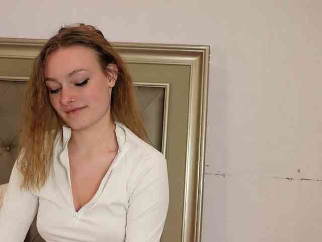 LeilaBie webcam