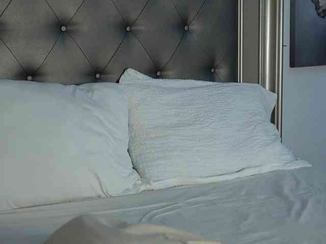 LeilaBie webcam