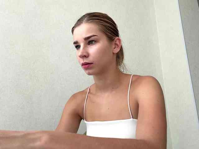 Traciesebron's cam show statistics and live stream