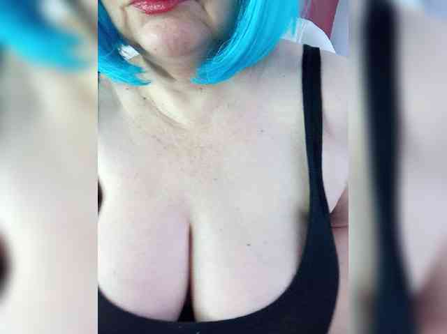 HairyStepMom webcam