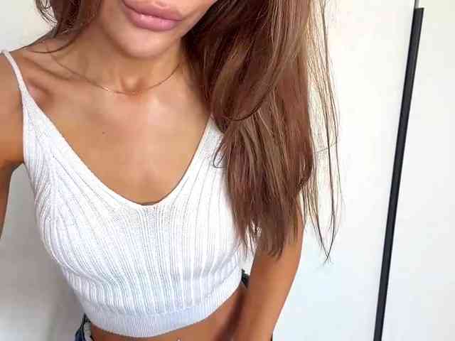 Model: ChariseSchonhardt