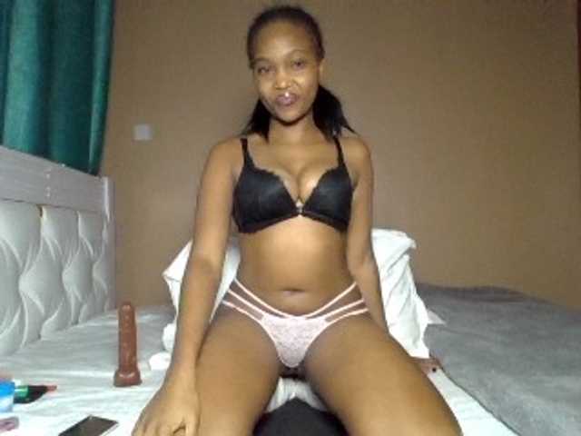 le modèle Hot-sexy-angel est en webcam porno dans un show sur le site bongacams, il possède les tags suivants: Ebony,Brunette,Shaved