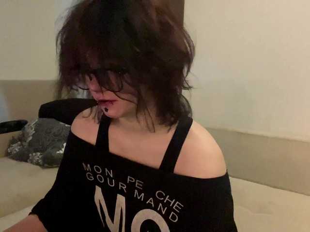 le modèle MilaRoshen est en webcam porno dans un show sur le site bongacams, il possède les tags suivants: Asian,Brunette,Trimmed