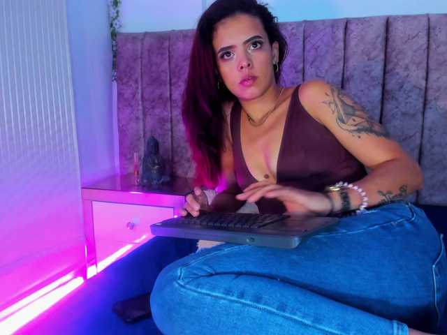 Miia-Rogerss live cam preview