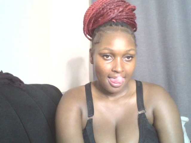 SexyBanni live cam on BongaCams