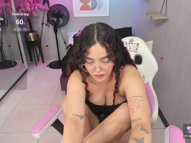 Maggy-T18 live cam on BongaCams
