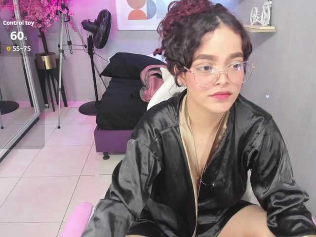 Maggy-T18 live cam on BongaCams