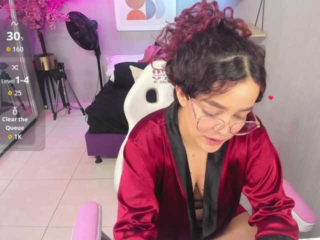 Maggy-T18 live cam on BongaCams