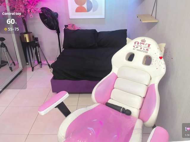 Maggy-T18 live cam on BongaCams