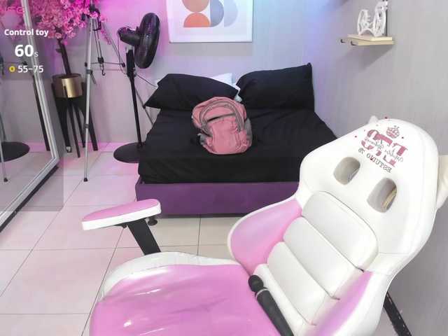 Maggy-T18 live cam on BongaCams