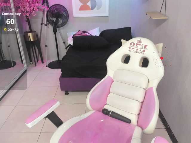 Maggy-T18 live cam on BongaCams