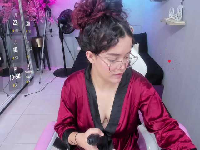 Maggy-T18 live cam on BongaCams
