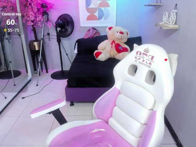Maggy-T18 live cam on BongaCams