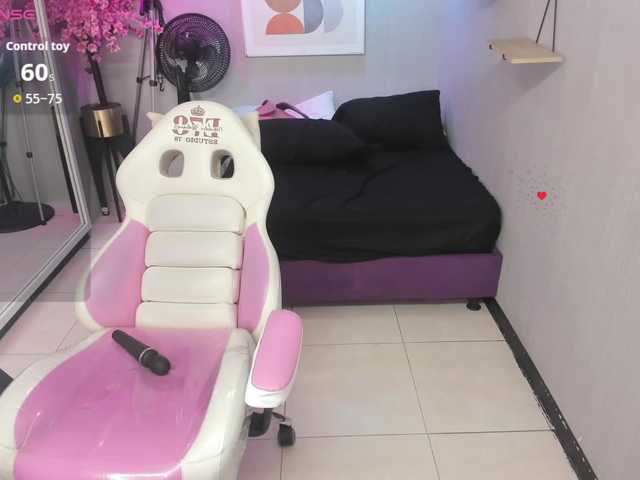 Maggy-T18 live cam on BongaCams