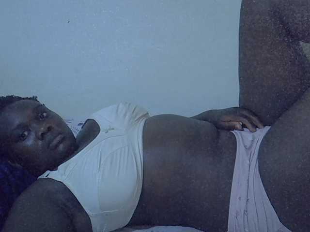 le modèle Sexy-arianna est en webcam porno dans un show sur le site bongacams, il possède les tags suivants: Ebony,Brunette,Trimmed