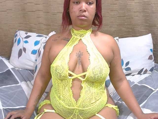 le modèle SativaXXX1 est en webcam porno dans un show sur le site bongacams, il possède les tags suivants: Ebony,Redhead,Trimmed