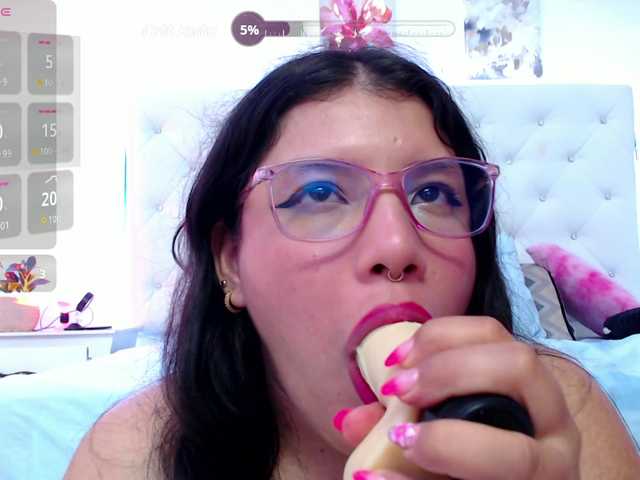 fantasycurvyhot1 live cam on BongaCams
