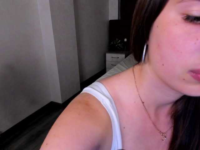 Elly-B1oom live cam on BongaCams