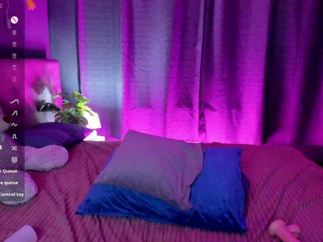 Elly-B1oom live cam on BongaCams