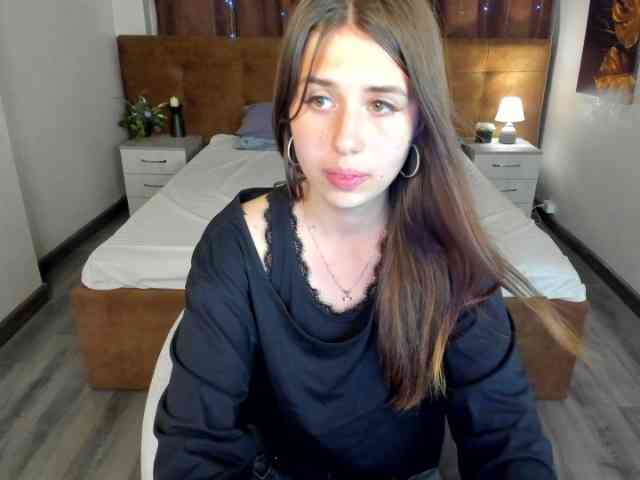Elly-Blo0m webcam