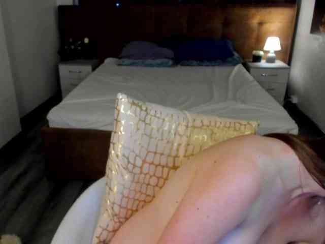 Elly-Blo0m webcam