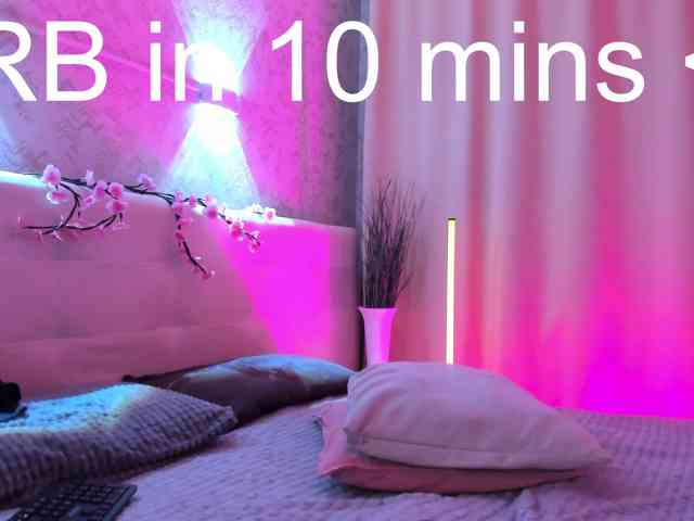 Elly-Blo0m webcam