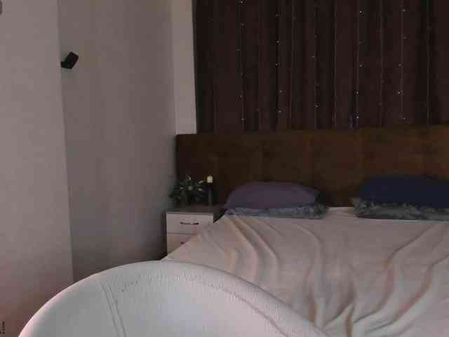 Elly-Blo0m webcam