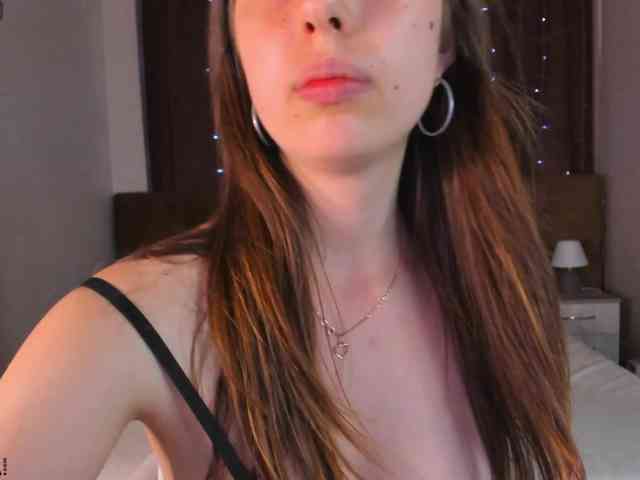 Elly-Blo0m webcam
