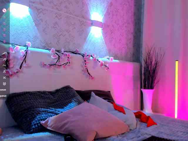 Elly-Blo0m webcam