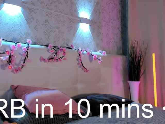 Elly-Blo0m webcam