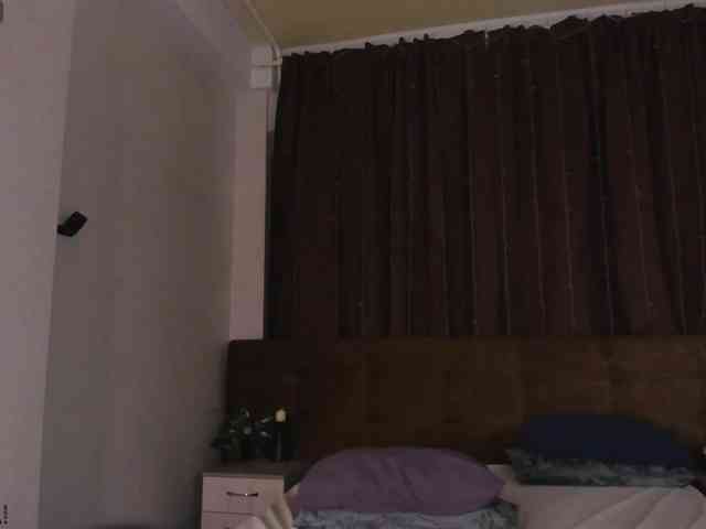 Elly-Blo0m webcam