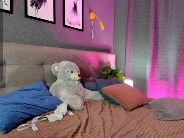 Elly-Blo0m webcam