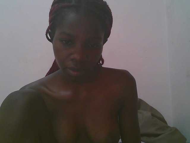 Queen-myrah live cam on BongaCams