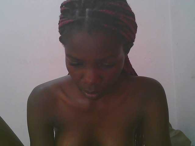 Queen-myrah live cam on BongaCams