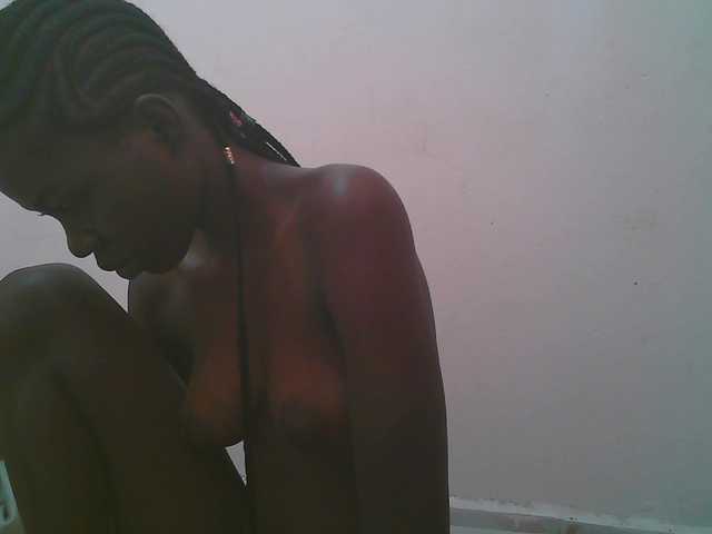 Queen-myrah live cam on BongaCams