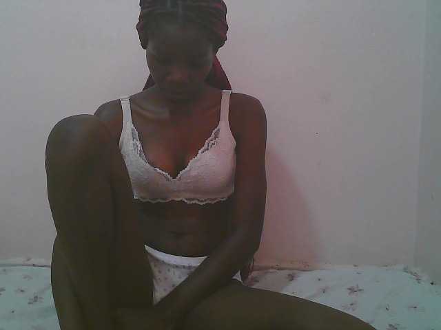 Queen-myrah live cam on BongaCams