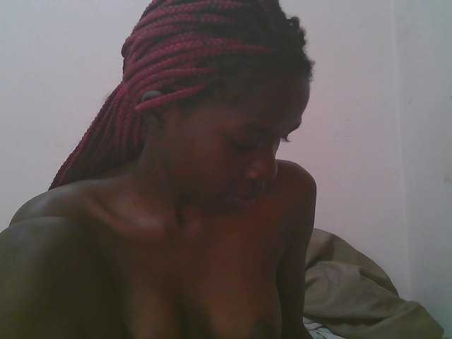 Queen-myrah live cam on BongaCams