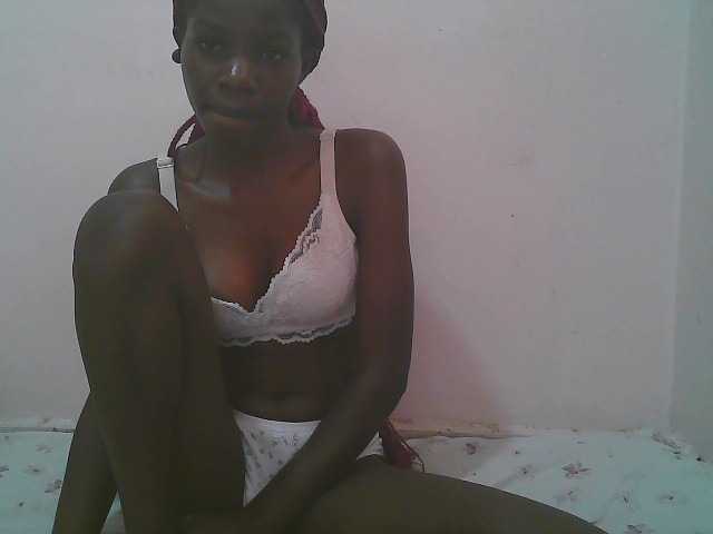 Queen-myrah live cam on BongaCams