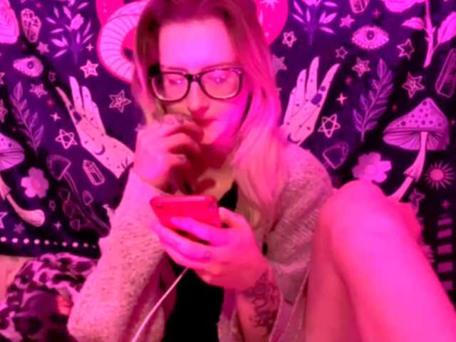 TaneshaDeglow live cam on BongaCams